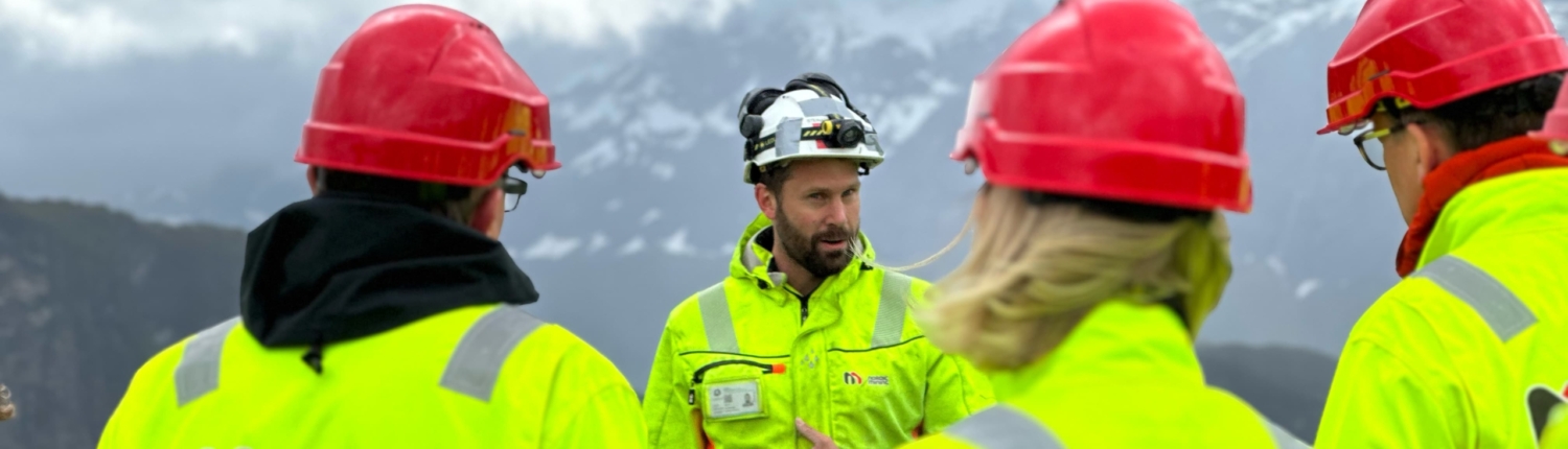 Tilsett i Nordic Mining snakkar til besøkande