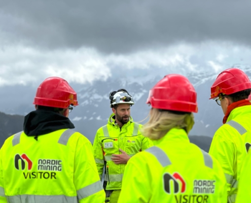 Tilsett i Nordic Mining snakkar til besøkande