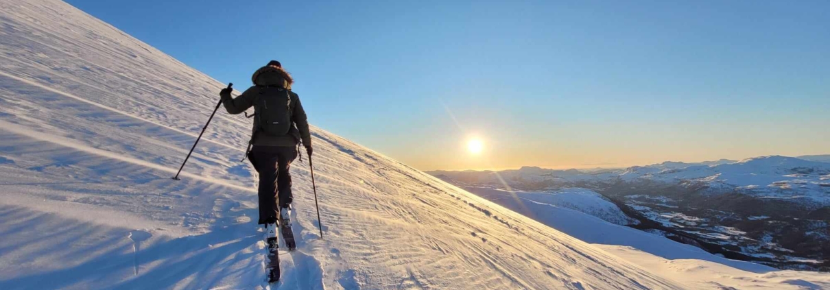 Ansatt Merete på topptur i snølagt fjell