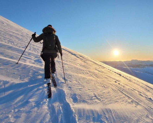 Ansatt Merete på topptur i snølagt fjell